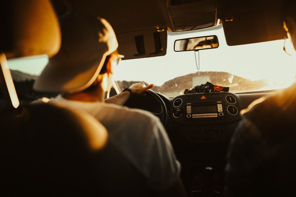 Medo de conduzir. Um homem ao conduzir num carro