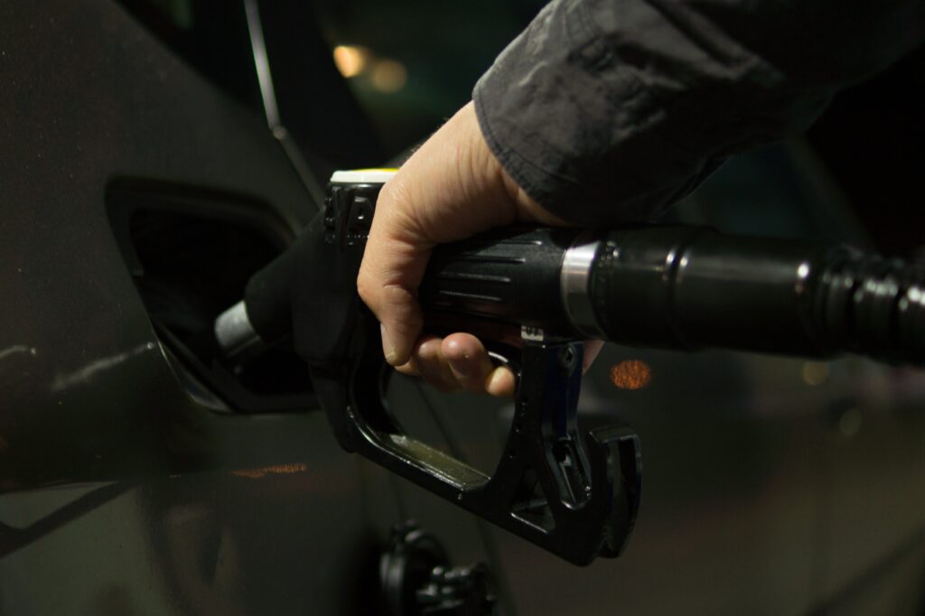 Preço da gasolina. Uma mão sujeita uma mangueira de combustível 