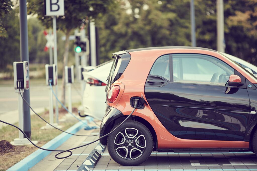 Veículo híbrido ou elétrico. Um carro a ser carregado com eletricidade