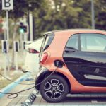 Veículo híbrido ou elétrico. Um carro a ser carregado com eletricidade