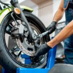 Você sabe como trocar o pneu de uma moto?