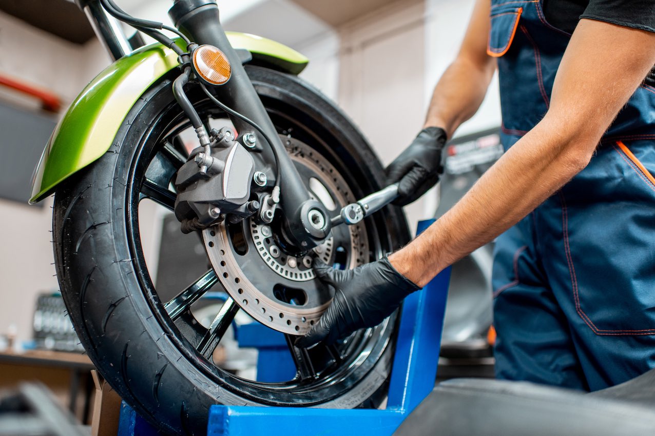 Você sabe como trocar o pneu de uma moto?