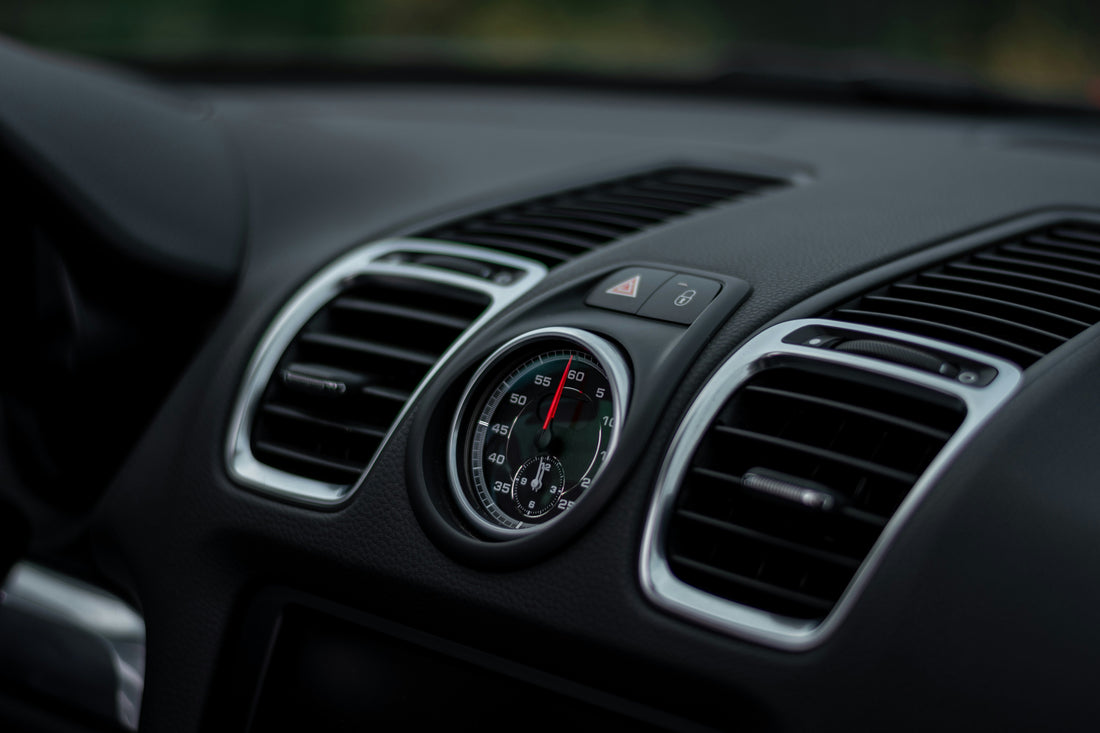 É preciso recarregar o ar condicionado do carro todos os verões?