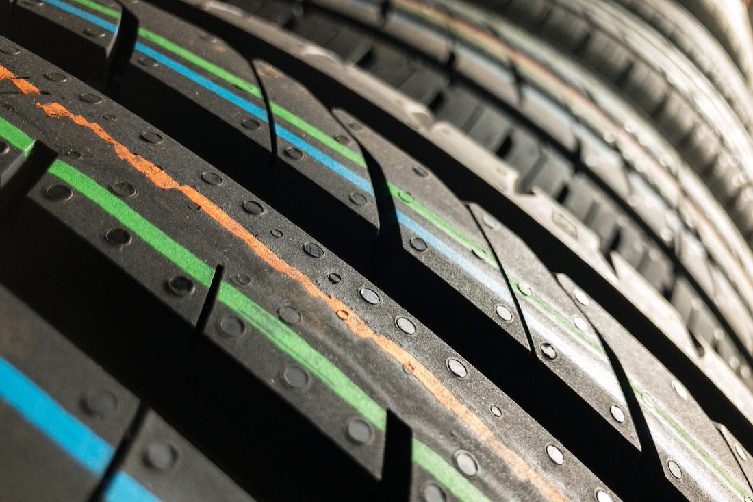 O que são as marcas coloridas nos pneus?