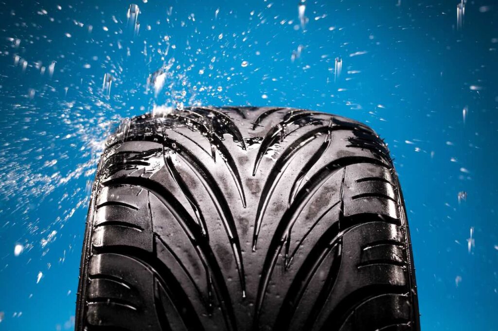 A que pressão devem estar os pneus à chuva?